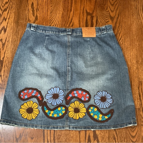 Authentic Lilly Pulitzer Denim Mini Skirt with Floral Embroidery - Picture 4 of 10